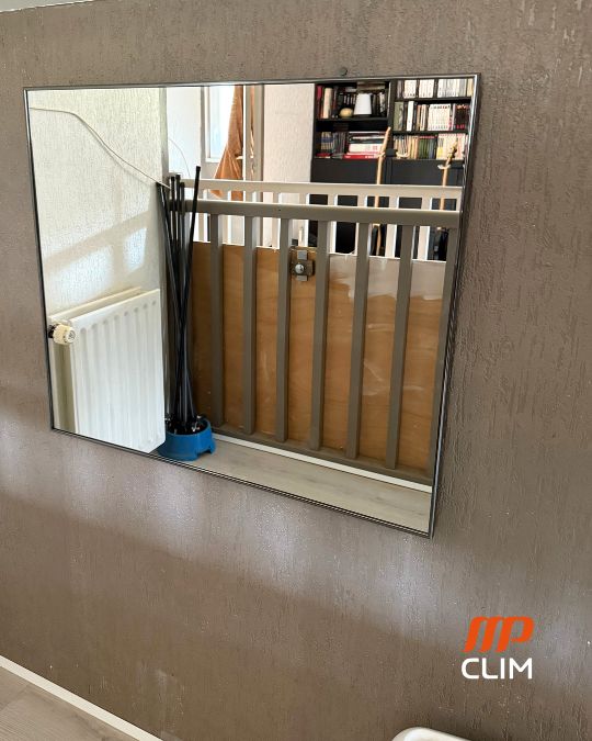grille d'évacuation du gainable camoufflée par un miroir. Rendu esthétique on ne voit pas la grille