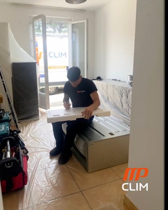 Notre spécialiste en installation de gainable près d'Orange en train d'étudier les possibilité d'installation de cette climatisation sur le chantier