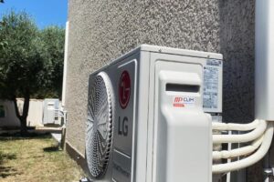 élément extérieur d'une climatisation installé sur la façade d'une maison à Orange. On voit le logo MP-clim sur l'élément extérieur fraichement installé par un professionnel