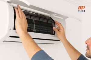 Une personne entretenant elle même sa climatisation près d'Orange