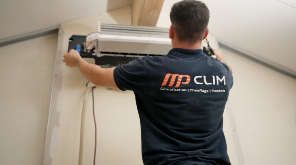 installateur de climatisation à Orange de dos avec l'inscription MP Clim