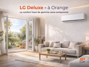 Climatiseur mural LG Deluxe installé dans un salon lumineux à Orange, au-dessus d’un canapé beige, avec vue sur un jardin ensoleillé, illustrant une solution de climatisation haut de gamme.